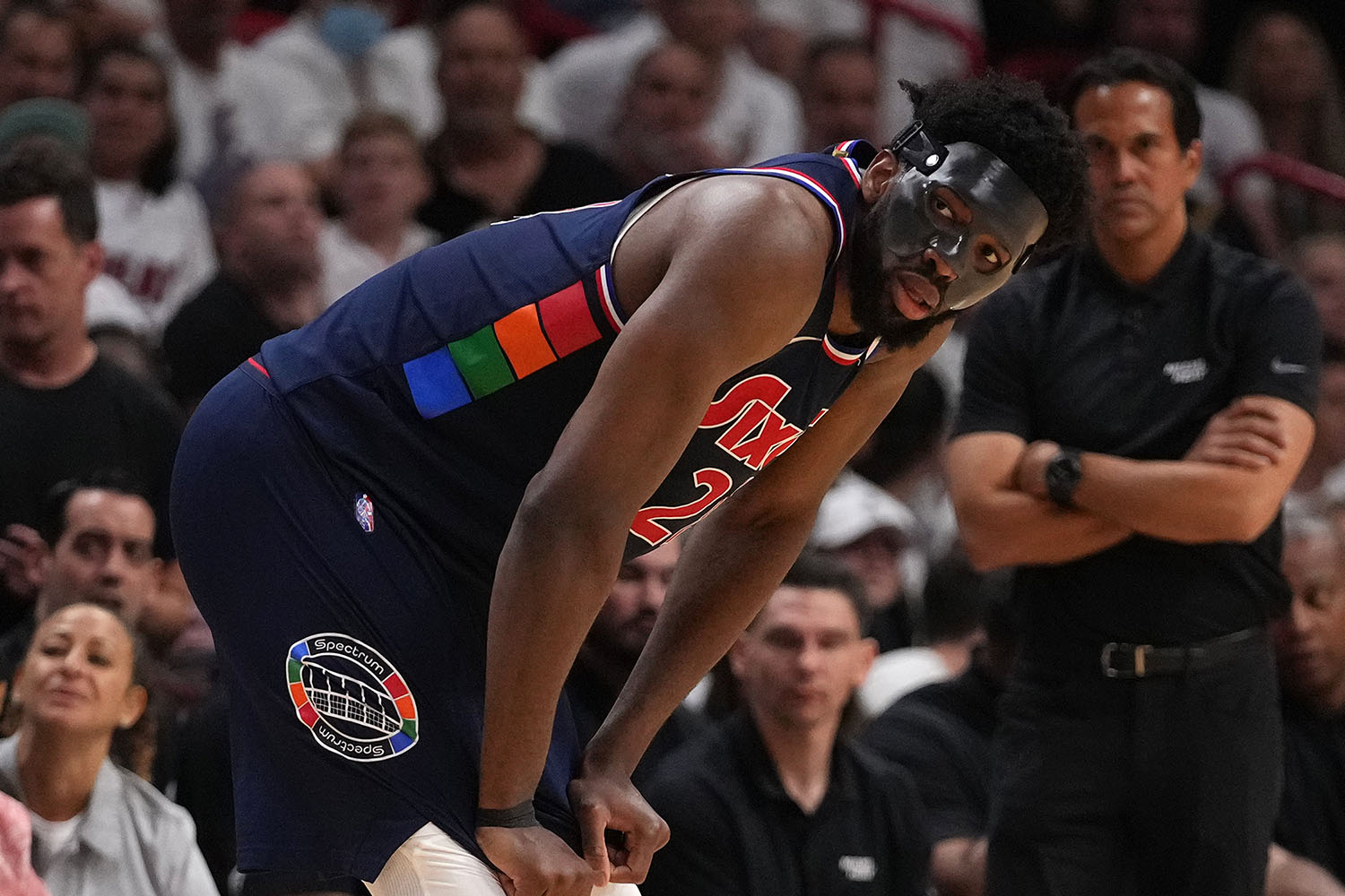 关于训练课后摩纳哥调整名单以备NBA季后赛，伤情更新环节打磨，球迷炸锅，更衣室氛围转暖的信息