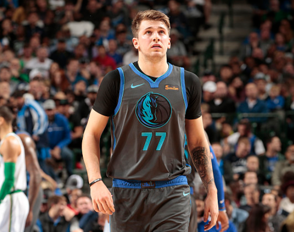 穆古鲁扎回归赛场，爆冷首场状态亮眼，独行侠观众沸腾！的简单介绍